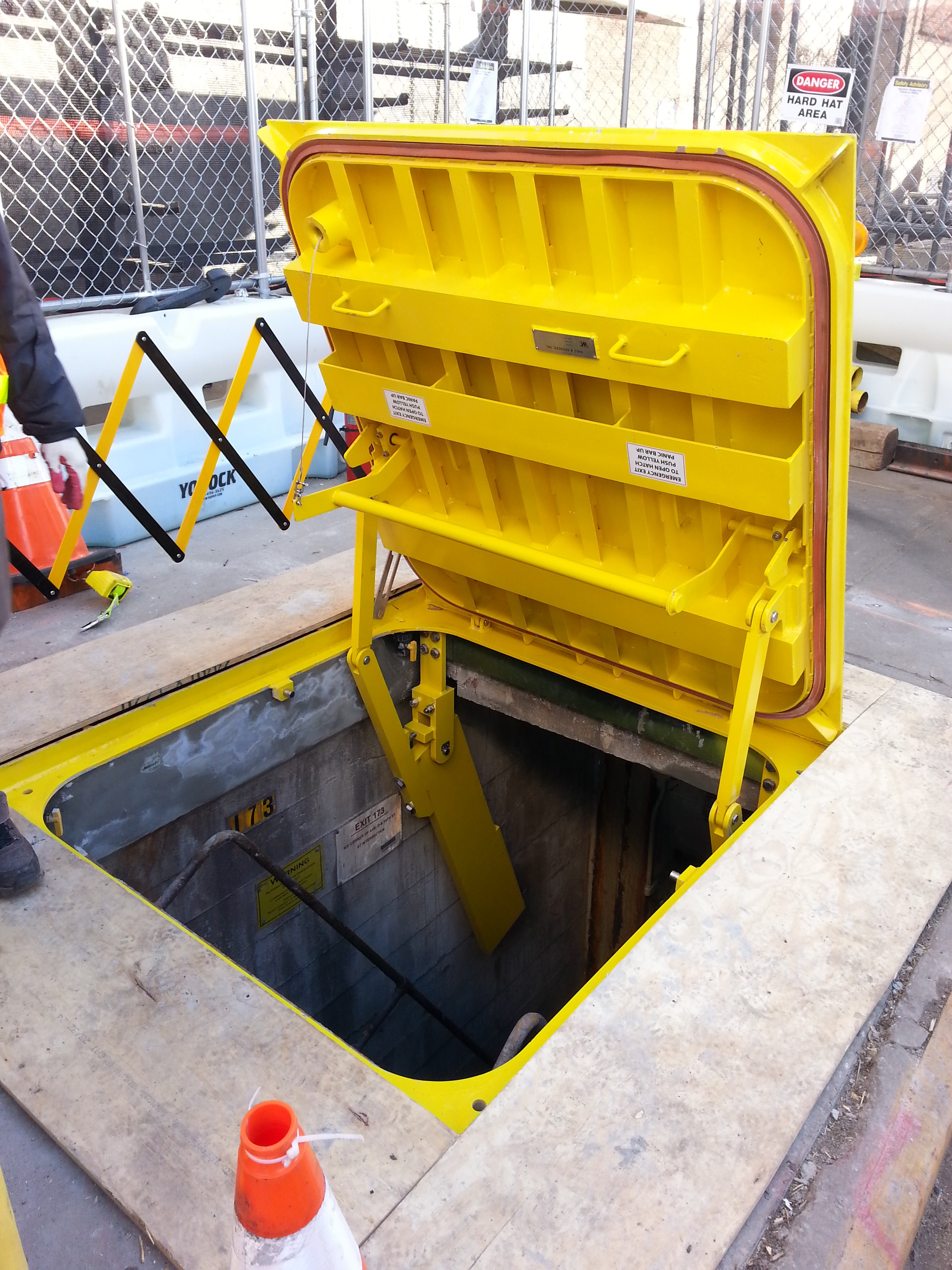 Indeholde Fremragende Terminologi Walz & Krenzer successfully demonstrates installation and operation of an  Emergency Escape Hatch for the MTA - Walz & Krenzer, Inc